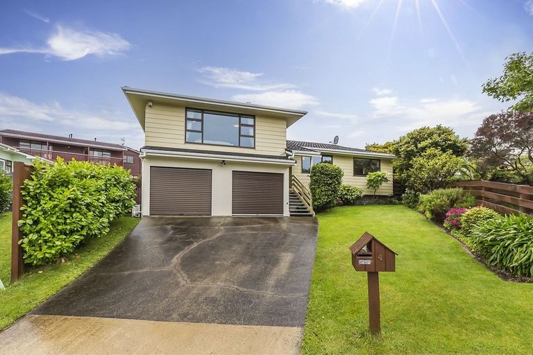 Photo of property in 4 Deveron Place, Tawa, Wellington, 5028