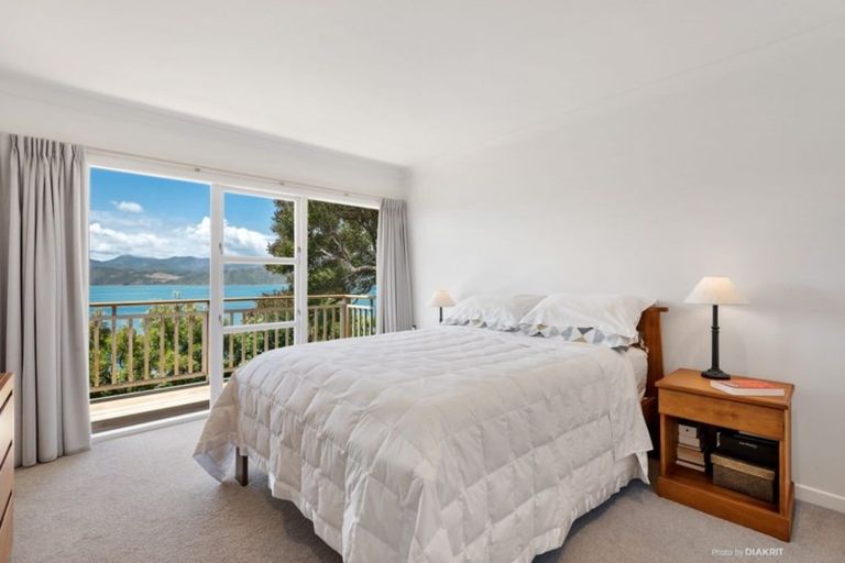 Photo of property in 4 Fortification Road, Karaka Bays, Wellington, 6022