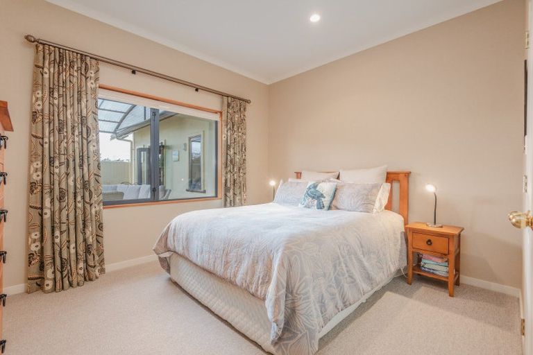 Photo of property in 33 Cashmere Drive, Fitzherbert, Palmerston North, 4410