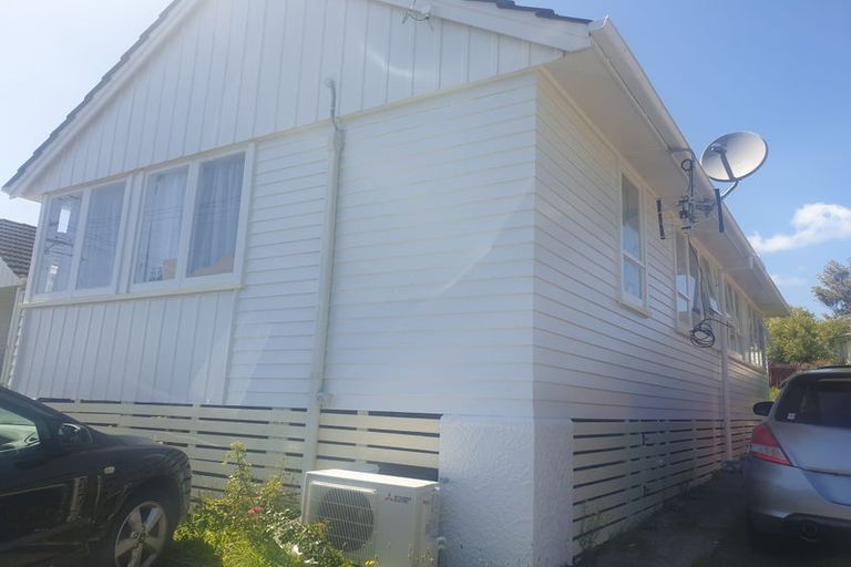 Photo of property in 6a Matahourua Crescent, Cannons Creek, Porirua, 5024