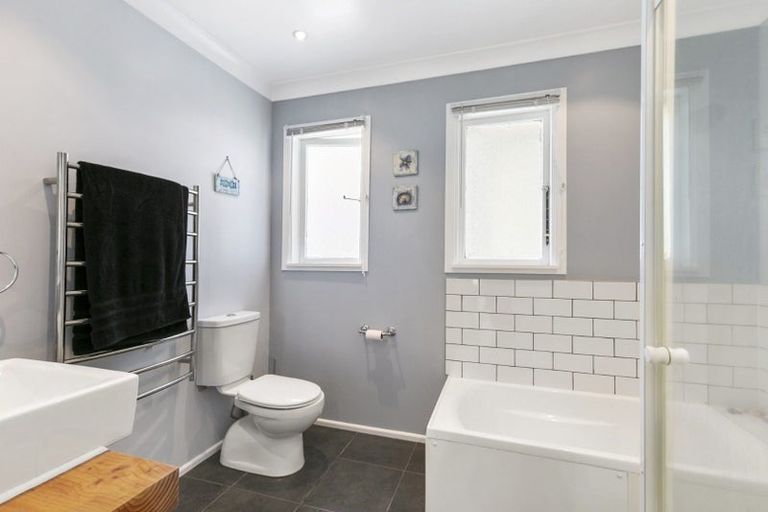 Photo of property in 54 Collins Avenue, Tawa, Wellington, 5028