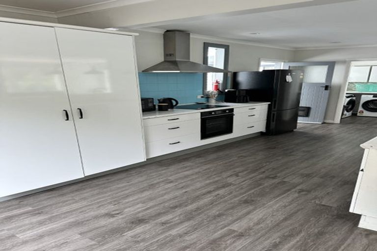 Photo of property in 114 Pinehaven Road, Pinehaven, Upper Hutt, 5019