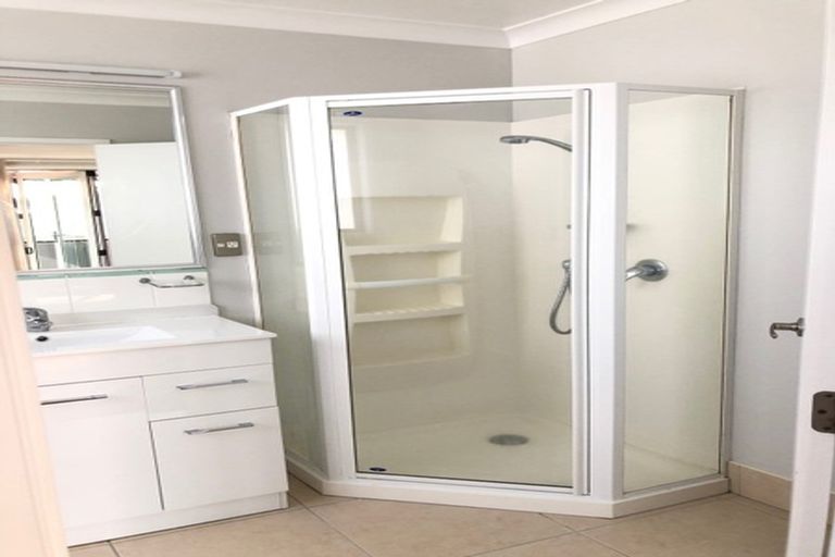 Photo of property in 11m Clearwater Cove, West Harbour, Auckland, 0618