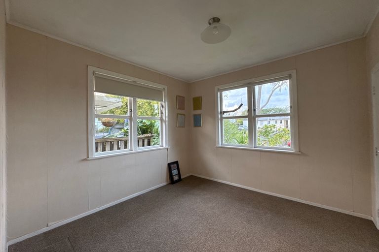 Photo of property in 1 La Trobe Street, Pakuranga Heights, Auckland, 2010