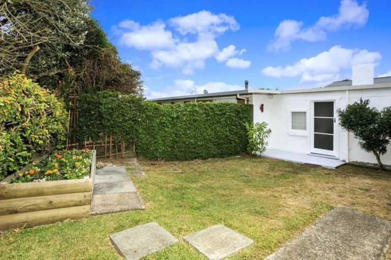 Photo of property in 1/4 Lynn Road, Bayview, Auckland, 0629
