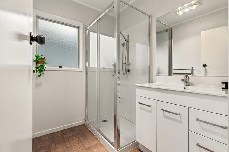 Photo of property in 17 Malmo Place, Massey, Auckland, 0614