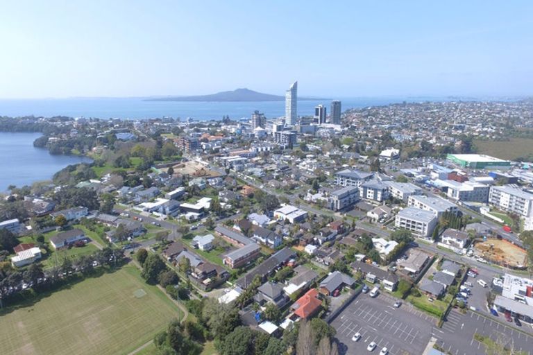 Photo of property in 2/36 Pupuke Road, Takapuna, Auckland, 0622