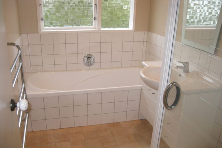 Photo of property in 215 Dowse Drive, Maungaraki, Lower Hutt, 5010