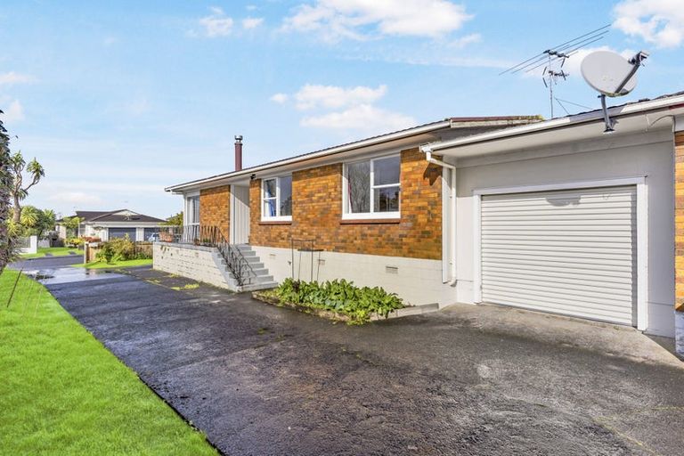 Photo of property in 1/14 Eyre Street, Henderson, Auckland, 0612