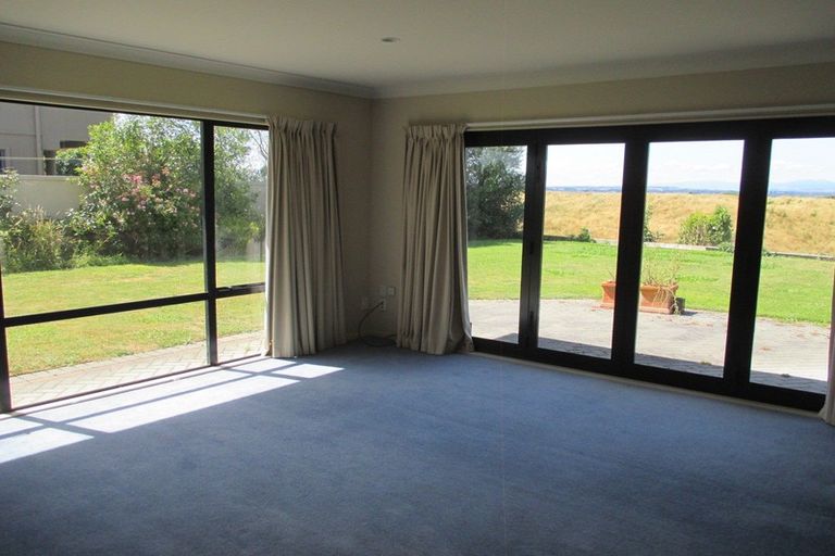 Photo of property in 35 Ruapehu Drive, Fitzherbert, Palmerston North, 4410