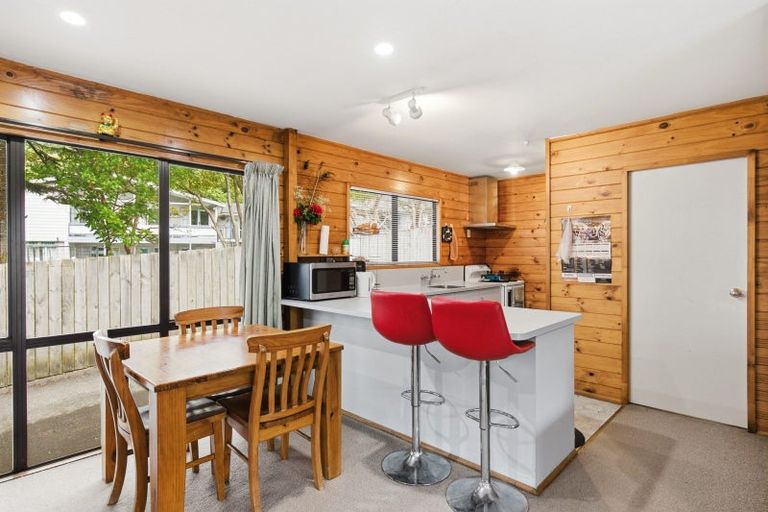 Photo of property in 94a Newlands Road, Newlands, Wellington, 6037