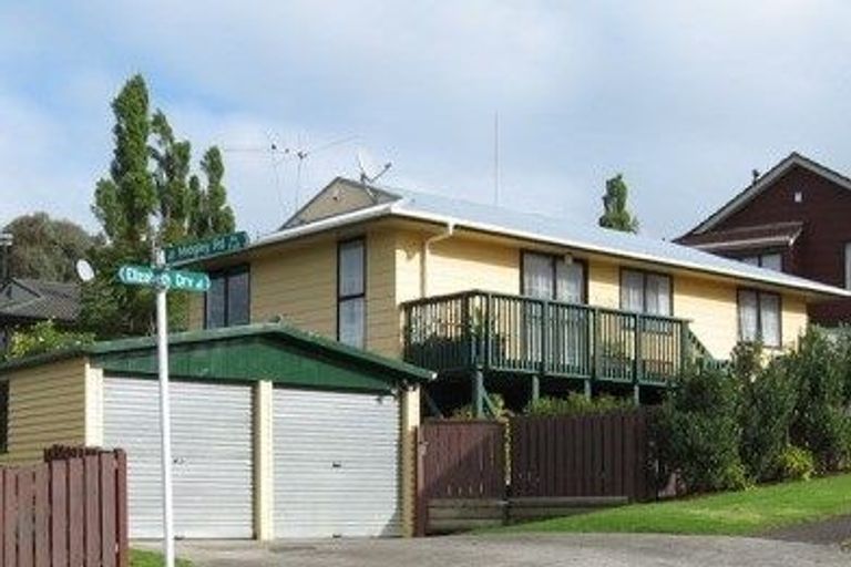 Photo of property in 1/4 Elizabeth Drive, West Harbour, Auckland, 0618