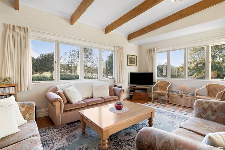 Photo of property in 290 Waitakere Road, Taupaki, 0782