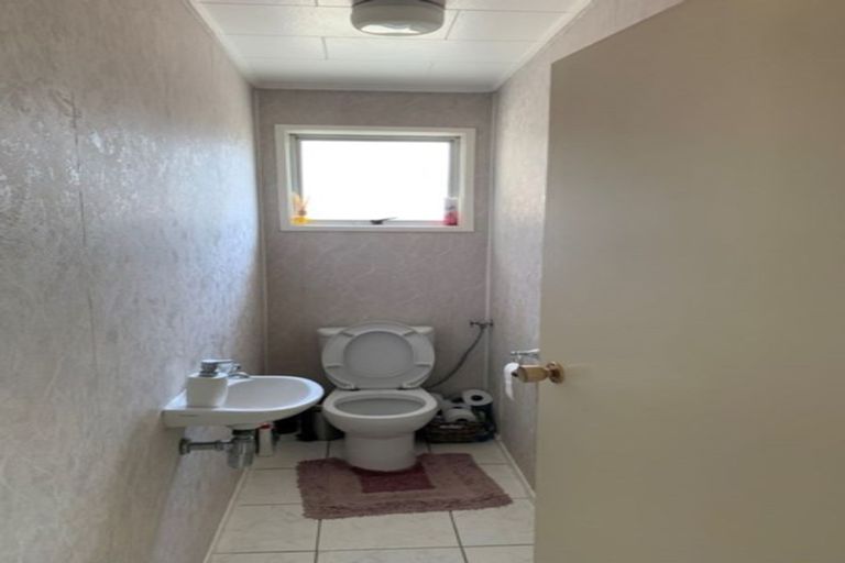 Photo of property in 11 Cockayne Crescent, Sunnynook, Auckland, 0620