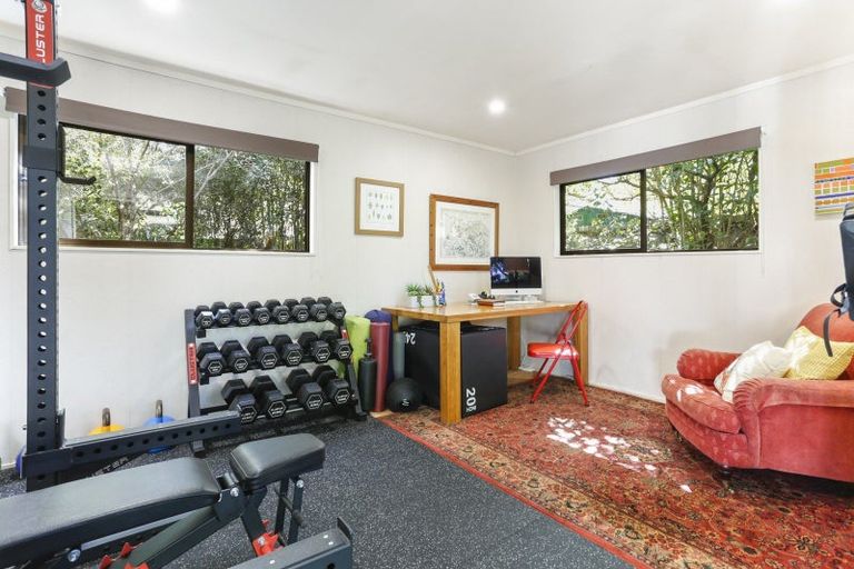 Photo of property in 4 Kapuka Road, Mangere Bridge, Auckland, 2022