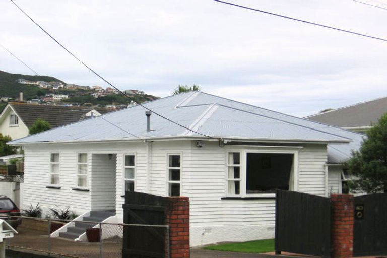 Photo of property in 100 Ranui Crescent, Khandallah, Wellington, 6035