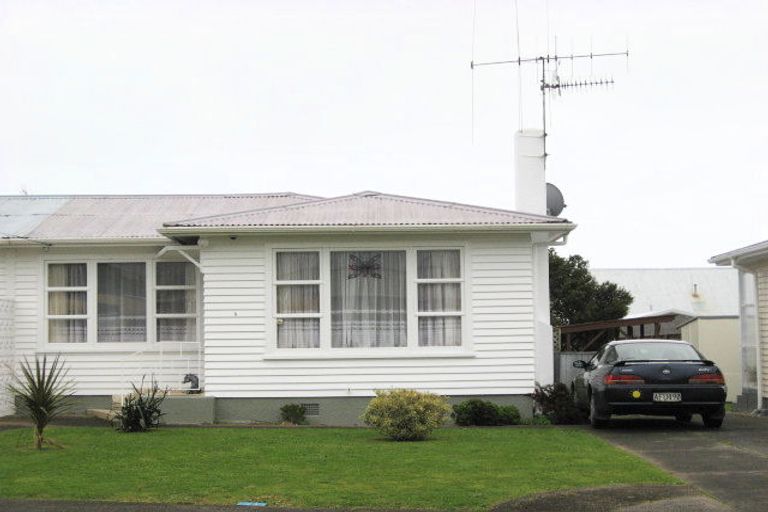 Photo of property in 5 Karaka Crescent, Levin, 5510