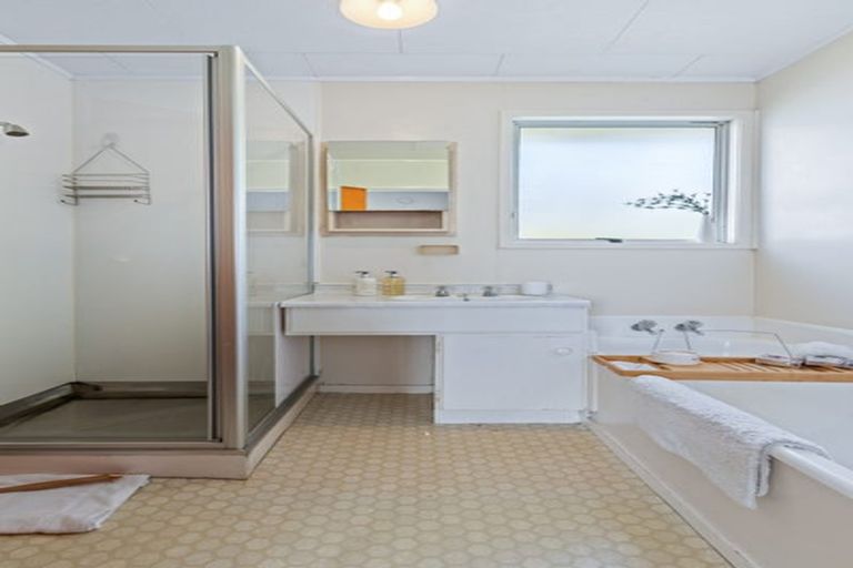 Photo of property in 53 Trias Road, Totara Vale, Auckland, 0629