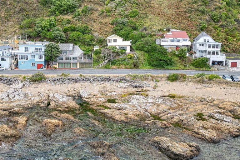 Photo of property in 140 The Esplanade, Houghton Bay, Wellington, 6023