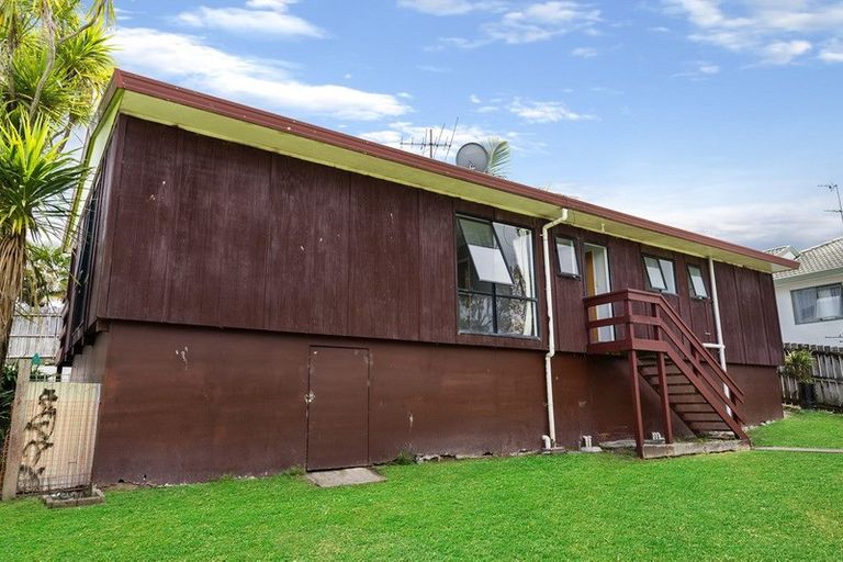 Photo of property in 76 Harmel Road, Glendene, Auckland, 0602