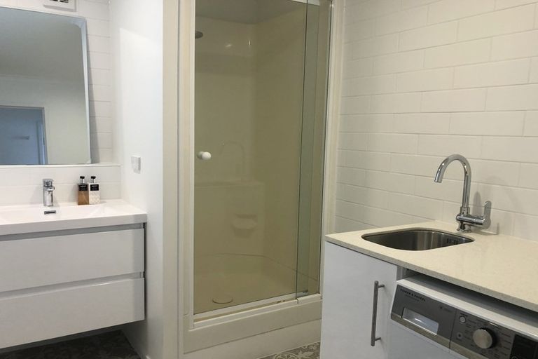 Photo of property in 1/90 Pupuke Road, Hillcrest, Auckland, 0627