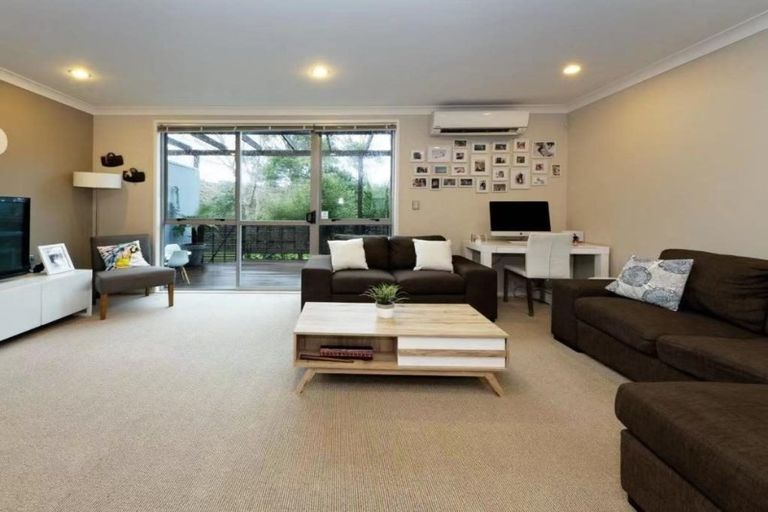 Photo of property in 9l Clearwater Cove, West Harbour, Auckland, 0618