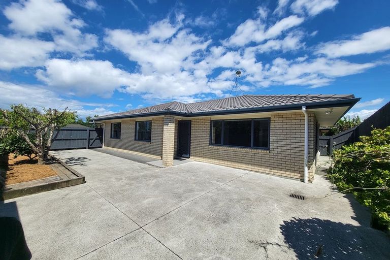 Photo of property in 27 Tussock Avenue, Mangere, Auckland, 2022