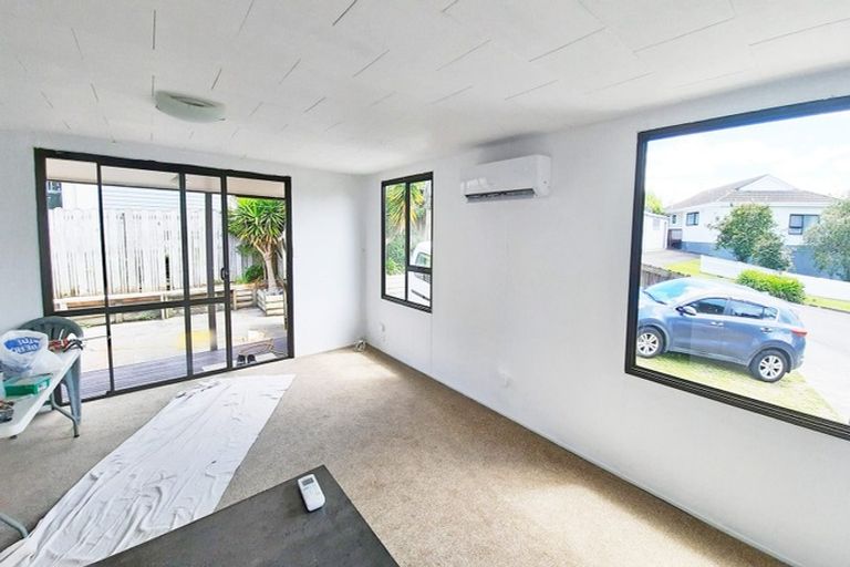 Photo of property in 5 Luxor Place, Massey, Auckland, 0614