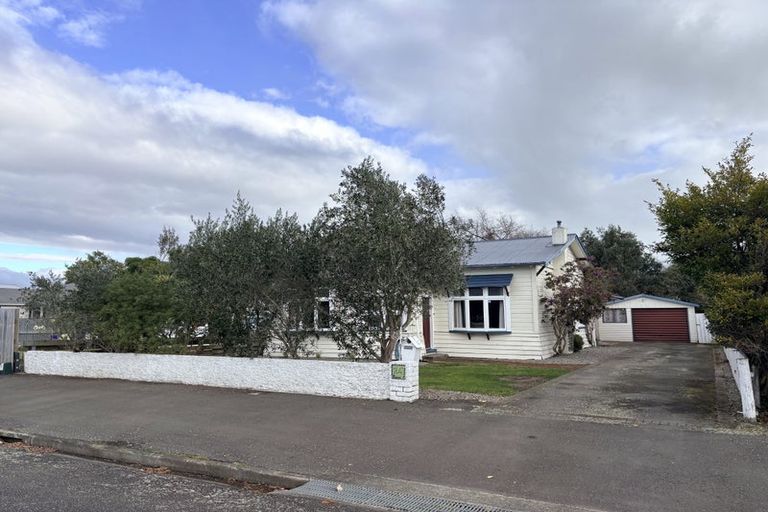 Photo of property in 24 Lyndhurst Street, Takaro, Palmerston North, 4412