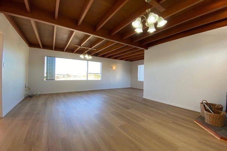 Photo of property in 92 Ravenwood Drive, Forrest Hill, Auckland, 0620