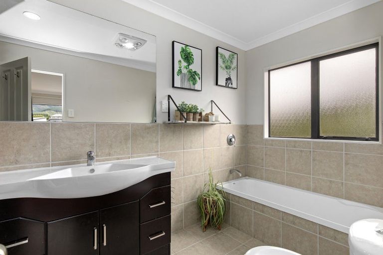 Photo of property in 73 Percy Kinsman Crescent, Riverstone Terraces, Upper Hutt, 5018