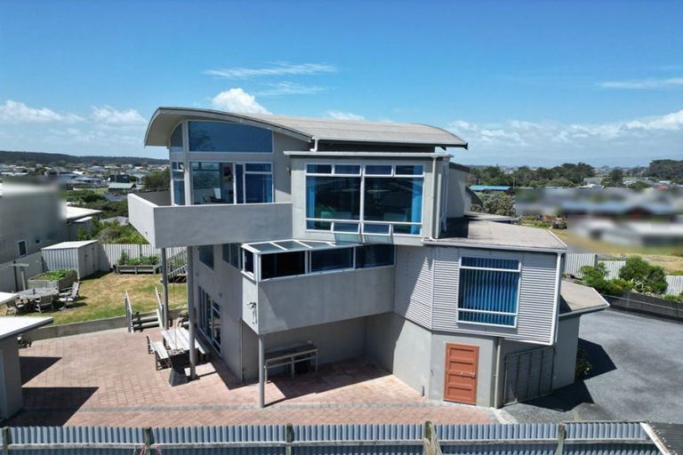 Photo of property in 9 Trafalgar Street, Foxton Beach, Foxton, 4815