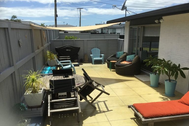 Photo of property in 1/104 East Coast Road, Forrest Hill, Auckland, 0620
