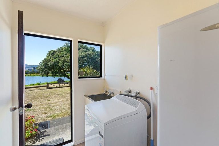 Photo of property in 172 Tutere Street, Waikanae Beach, Waikanae, 5036