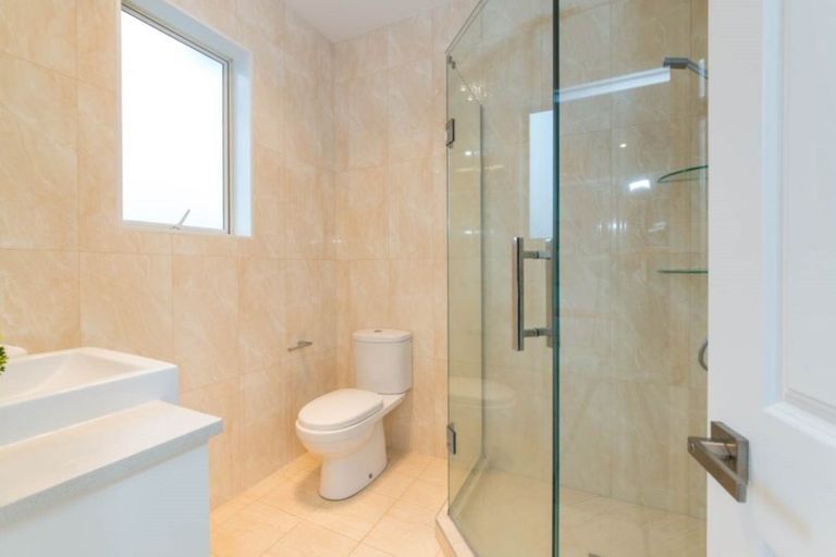 Photo of property in 16a Wychwood Avenue, Henderson Valley, Auckland, 0612