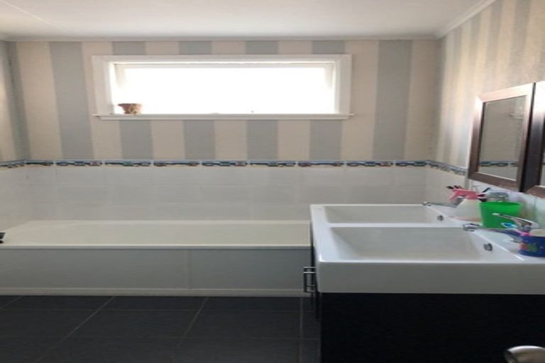 Photo of property in 12 Conway Place, Terrace End, Palmerston North, 4410