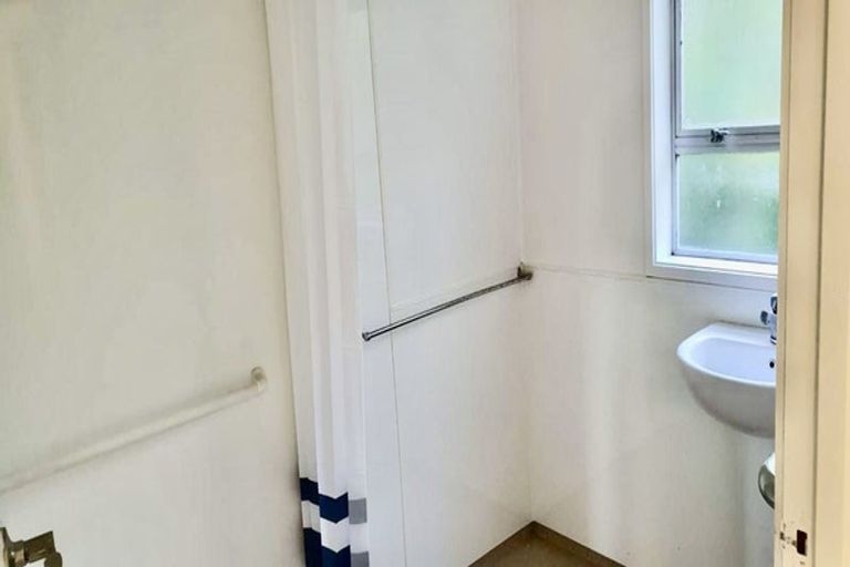 Photo of property in 16 Springside Place, New Lynn, Auckland, 0600