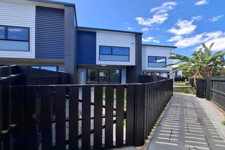 Photo of property in 2/17 Barneys Farm Road, Clendon Park, Auckland, 2103