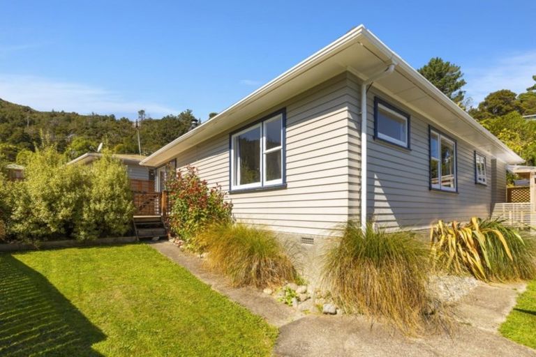 Photo of property in 28 Lowry Crescent, Stokes Valley, Lower Hutt, 5019