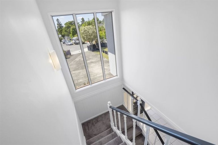 Photo of property in 14 Paulange Place, Pakuranga Heights, Auckland, 2010