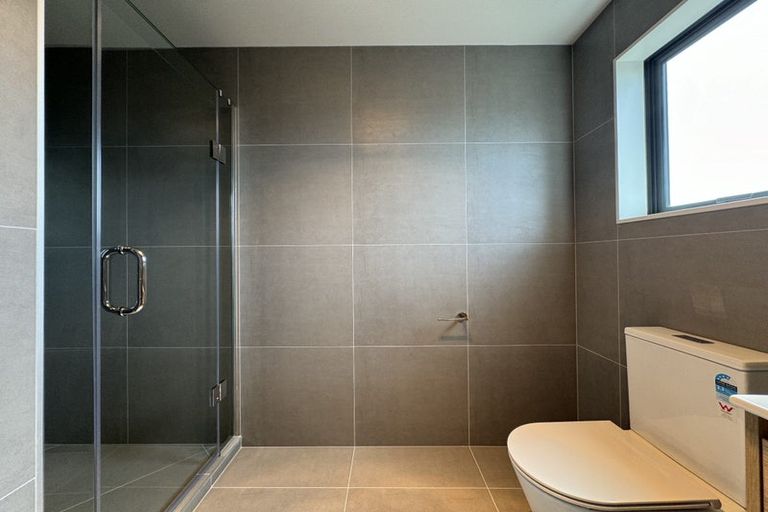 Photo of property in 2/143 Carlisle Road, Northcross, Auckland, 0632