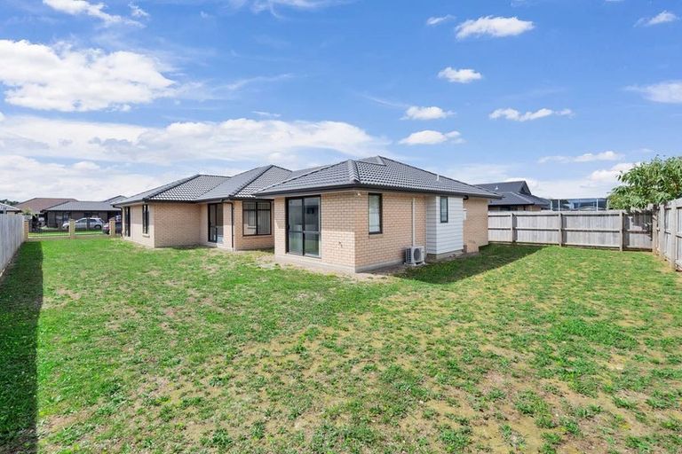 Photo of property in 13 Dumas Place, Rosehill, Papakura, 2113