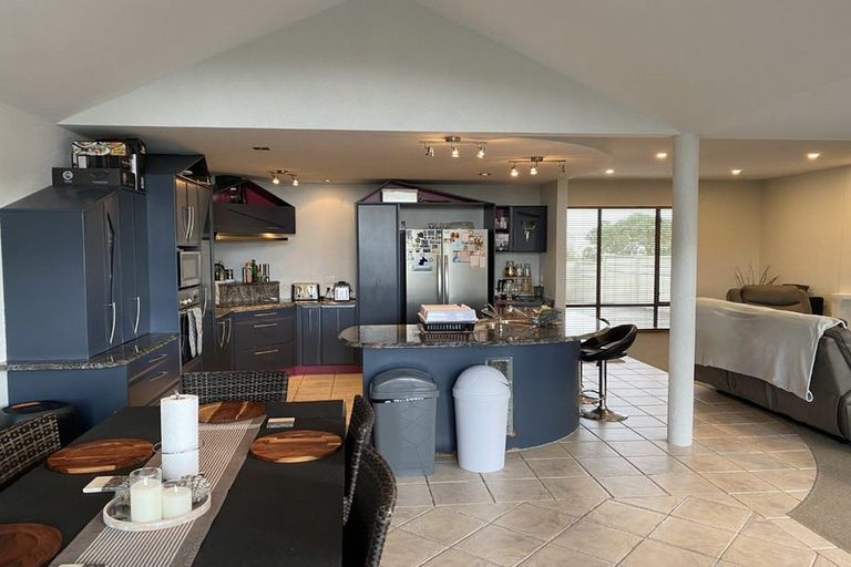 Photo of property in 473 East Coast Road, Murrays Bay, Auckland, 0630