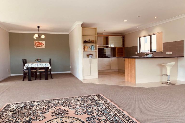 Photo of property in 2/890 East Coast Road, Northcross, Auckland, 0630