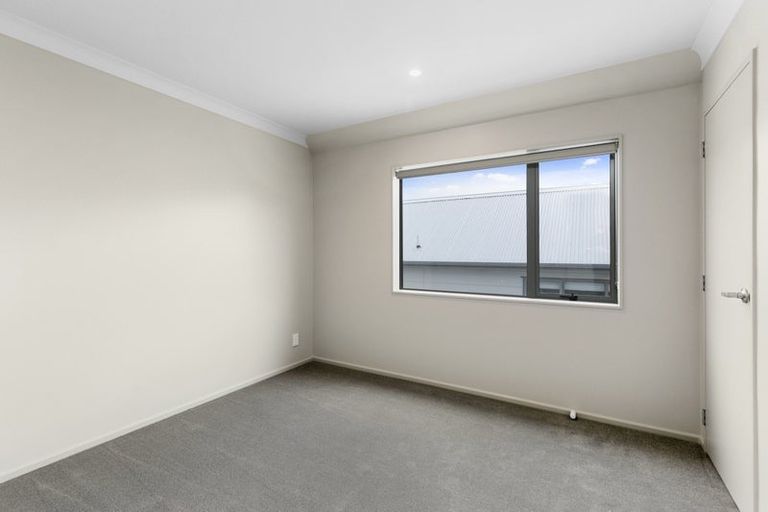 Photo of property in 16 Brindle Way, Newlands, Wellington, 6037