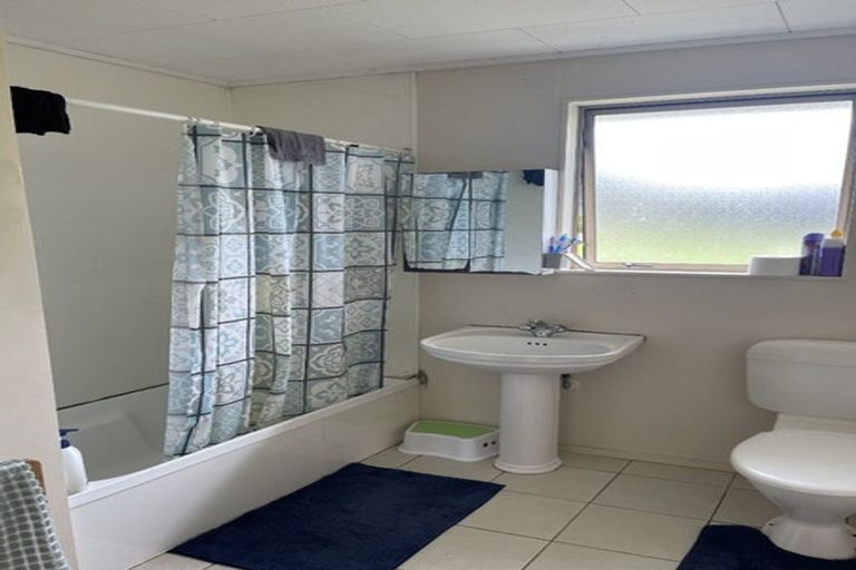 Photo of property in 52 Amberley Avenue, Te Atatu South, Auckland, 0610