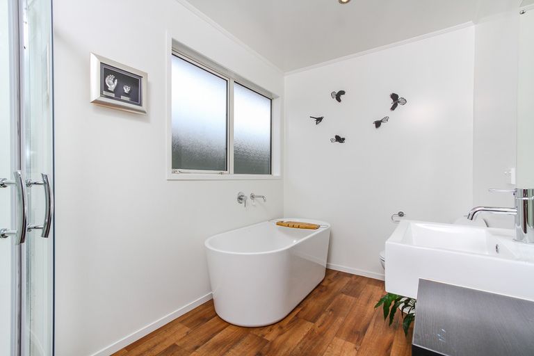 Photo of property in 23 Bodi Place, Te Atatu South, Auckland, 0610