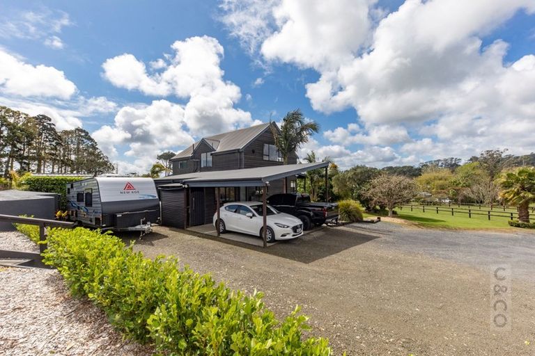 Photo of property in 206 Waitakere Road, Waitakere, Henderson, 0782