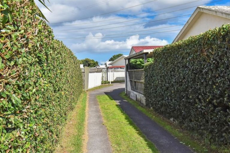 Photo of property in 2/33 Aeronautic Road, Takanini, 2112