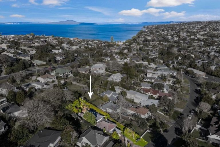 Photo of property in 2/43 Seaton Road, Murrays Bay, Auckland, 0630